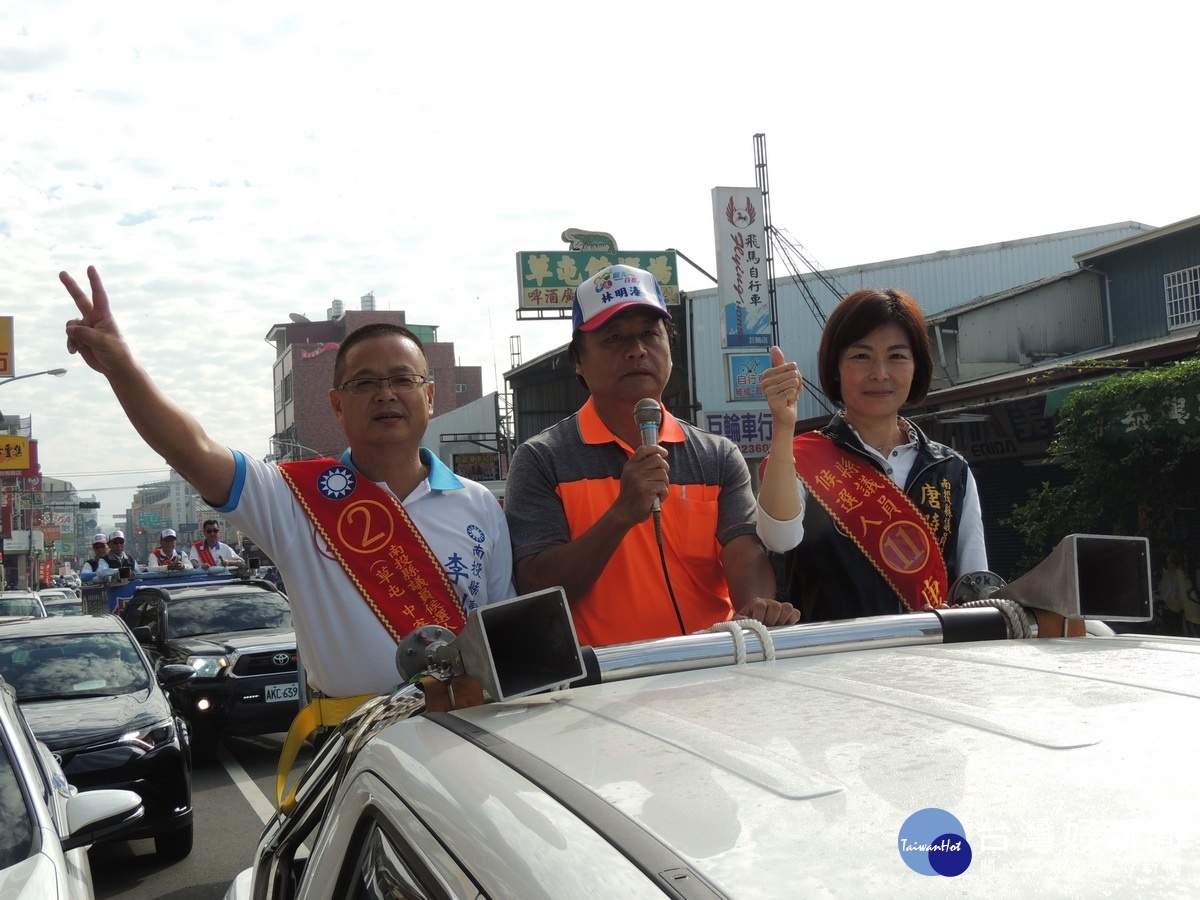 李洲忠和唐曉棻競選縣議員,跟著車隊一同拜票。