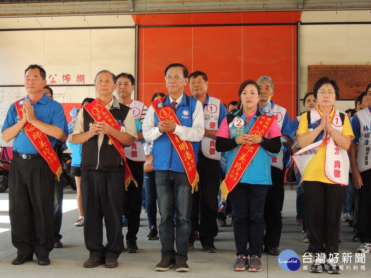 林明溱邱美玲到各大寺廟上香祈祝圓滿成功。