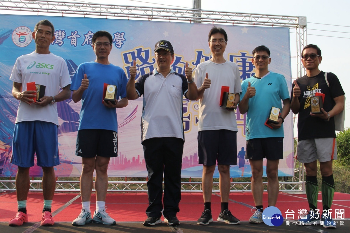 戴文雄校長頒獎表揚男教職組優勝者。