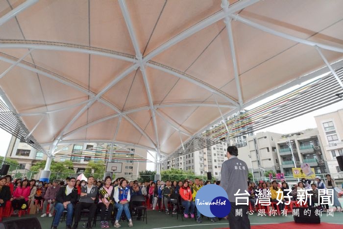 鄭市長表示，翻新籃球場地坪以及興建槌球場等，提高場地使用率，提供居民更好的活動空間。