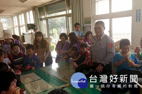 褒忠國小師生參訪龍岩派出所,透過簡單易懂的交通觀念、反詐騙等宣導,建立學童日常生活的法治觀念。(記者陳昭宗拍攝)