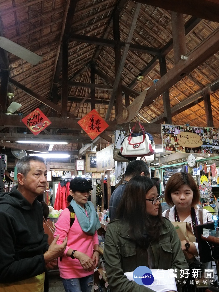 在遊程中加入的人文關懷參觀五味屋，同時可以看到日式風斗屋的建築。(圖／記者王丰和攝)