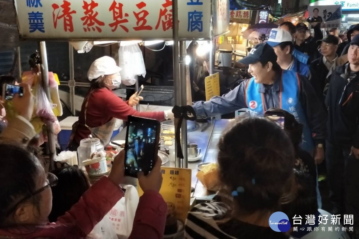 前總統馬英九抵達桃園市桃園區觀光夜市,陪同桃園市長候選人陳學聖掃街,受到夜市攤商及逛街民眾熱情歡迎