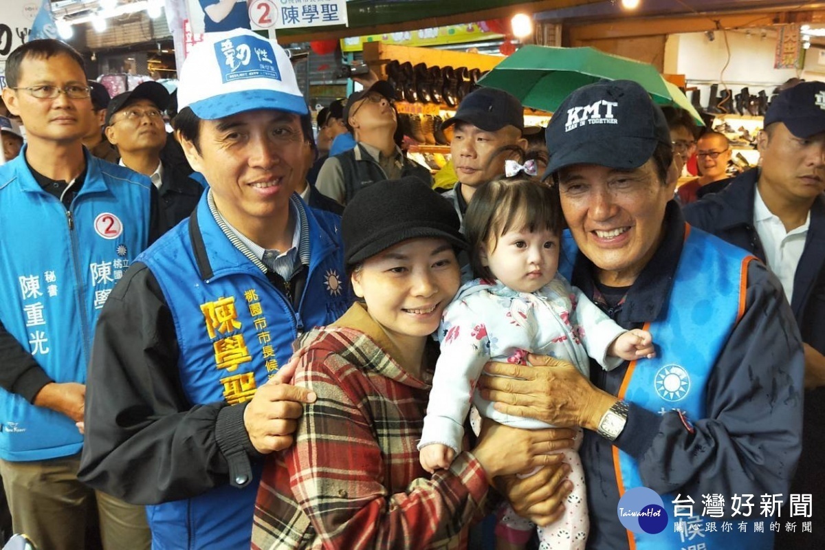 前總統馬英九抵達桃園市桃園區觀光夜市,陪同桃園市長候選人陳學聖掃街,受到夜市攤商及逛街民眾熱情歡迎