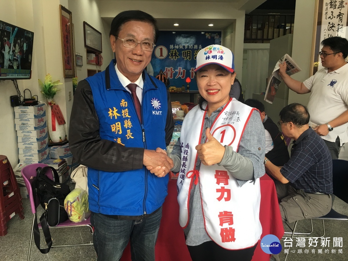 助選的吳麗萍請林明溱簽名合影。(記者扶小萍攝)