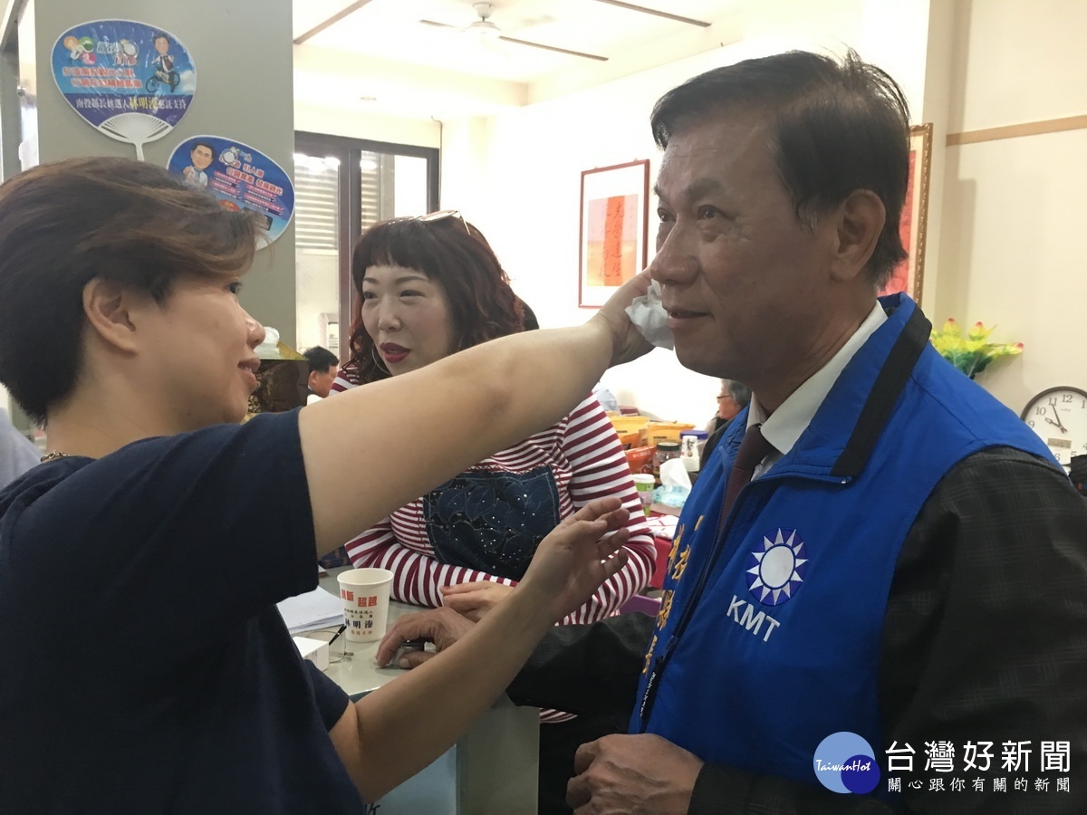 小女兒為林明溱擦防曬,林明溱露出很享受的表情。(記者扶小萍攝)