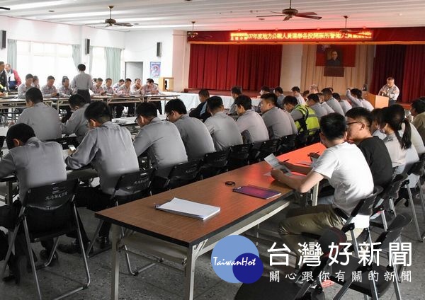 地方公職人員選舉與全國性公民投票登場,北港警方召開勤前教育及任務提示,明確任務分工、執勤守則及相關SOP作業流程。(記者陳昭宗拍攝)
