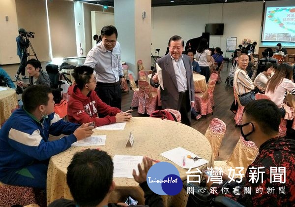 環球科技大學積極關懷弱勢學子,舉辦「感恩饗宴」活動,邀請校內身障生與師長、父母及平日熱心協助的同學一起欣賞精彩的節目表演,共享溫馨與歡樂氣氛。(記者陳昭宗拍攝)