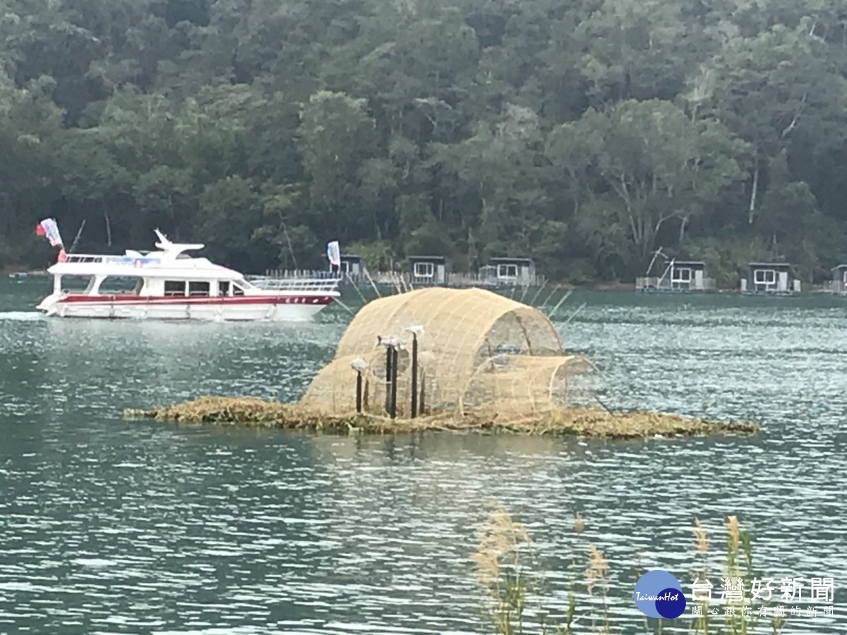 創作者為范承宗先生，在伊達邵碼頭左側（4號浮排）水域，首創設置水上筌屋。