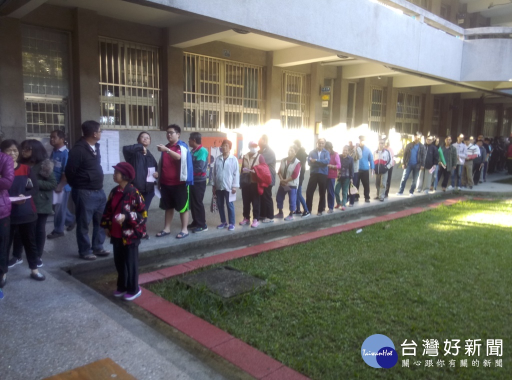 九合一大選二十四進行,雖然投票時出現排隊人龍,時間比歷屆多,但民眾投完票後仍至大溪老街散心。