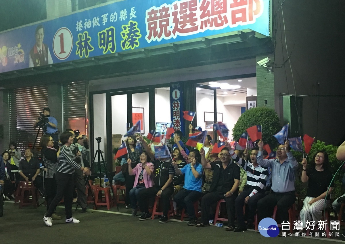 支持者不斷高呼凍蒜。(記者扶小萍攝)