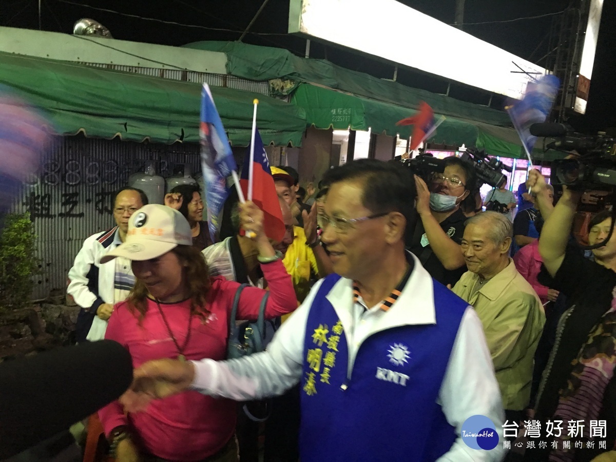 林明溱在得票數達10萬票時出現在總部接受祝福。(記者扶小萍攝)