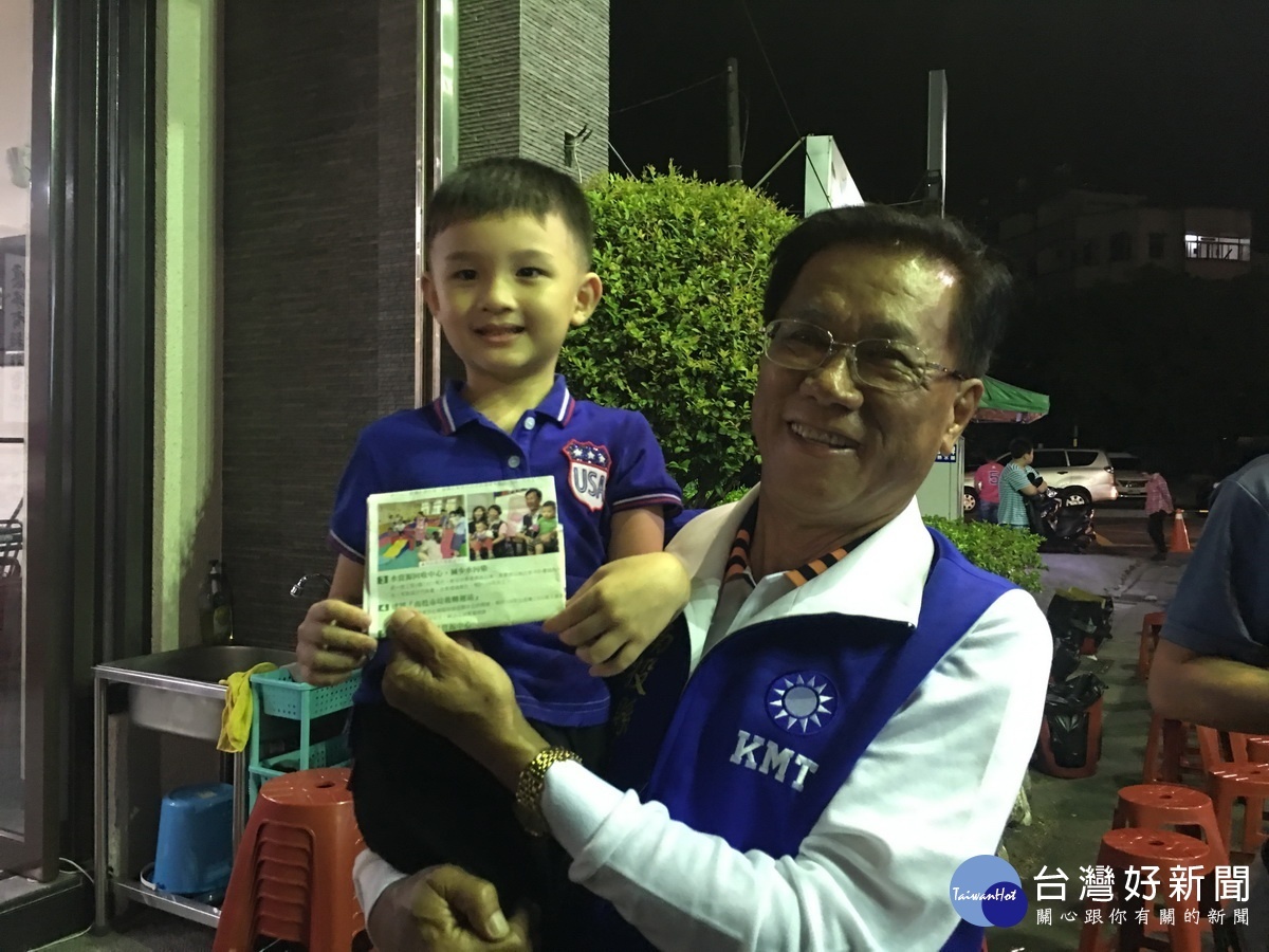 4年前林明溱競選時這位小朋友曾來祝賀，今晚林明溱說他長大不少。（記者扶小萍攝）