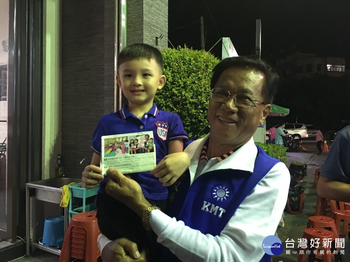4年前林明溱競選時這位小朋友曾來祝賀,今晚林明溱說他長大不少。(記者扶小萍攝)