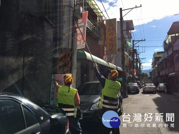 桃園清潔大隊加班拆除選舉廣告物,第一時間恢復整齊街景。
