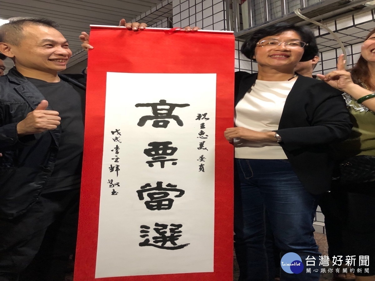 王惠美拿下彰化縣長 馬不停蹄隨即出發謝票