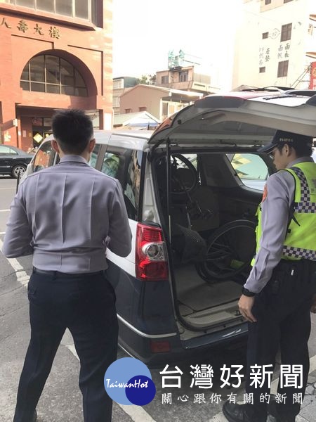 北港警方細心照料迷途老翁，並貼心將老翁平安送返住家，積極為民服務的精神，深獲民眾肯定及讚許。（記者陳昭宗拍攝）