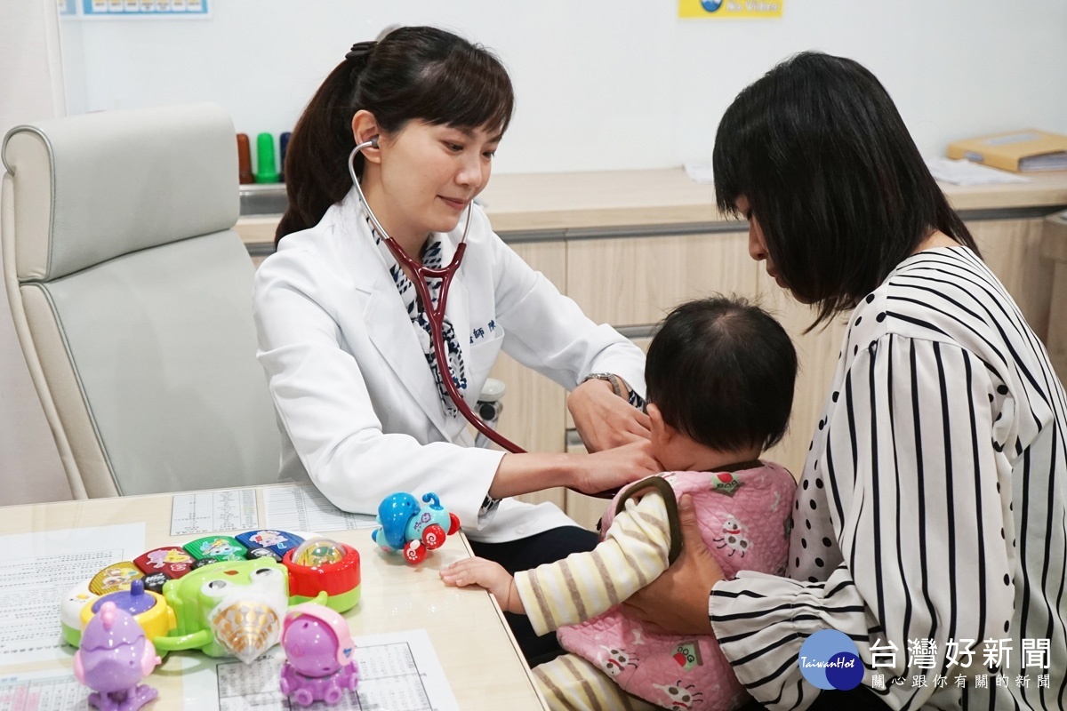 小兒科陳韻如醫師:年輕醫療團隊主動學習的行動力及活力都充滿熱情,小寶寶不會表達,醫護專業人員要更有耐心的去引導及照料,才能確診寶寶的健康情形。