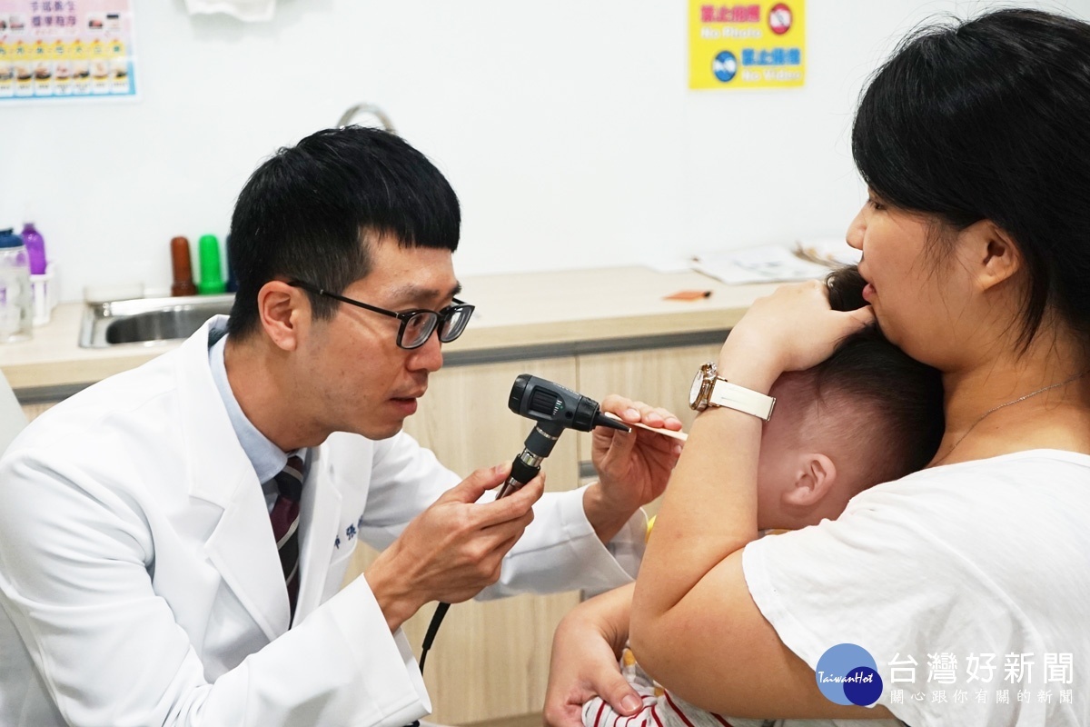 小兒科張佑豪醫師為寶寶做檢查,從事兒科除了專業醫療就是要有耐性及愛心,帶著歡喜的心情與求診者互動,勉勵自己視病猶親,心中愛常在,是醫療的準則,地方診所的細膩補足了大醫院缺乏的部份,更貼近民眾的需求。