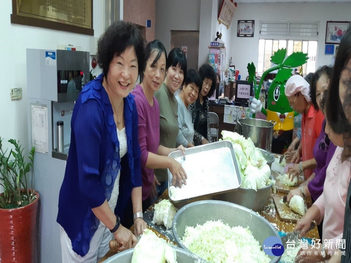 高麗菜產銷失衡 北斗鎮農會家政號招成員包餃子捐弱勢