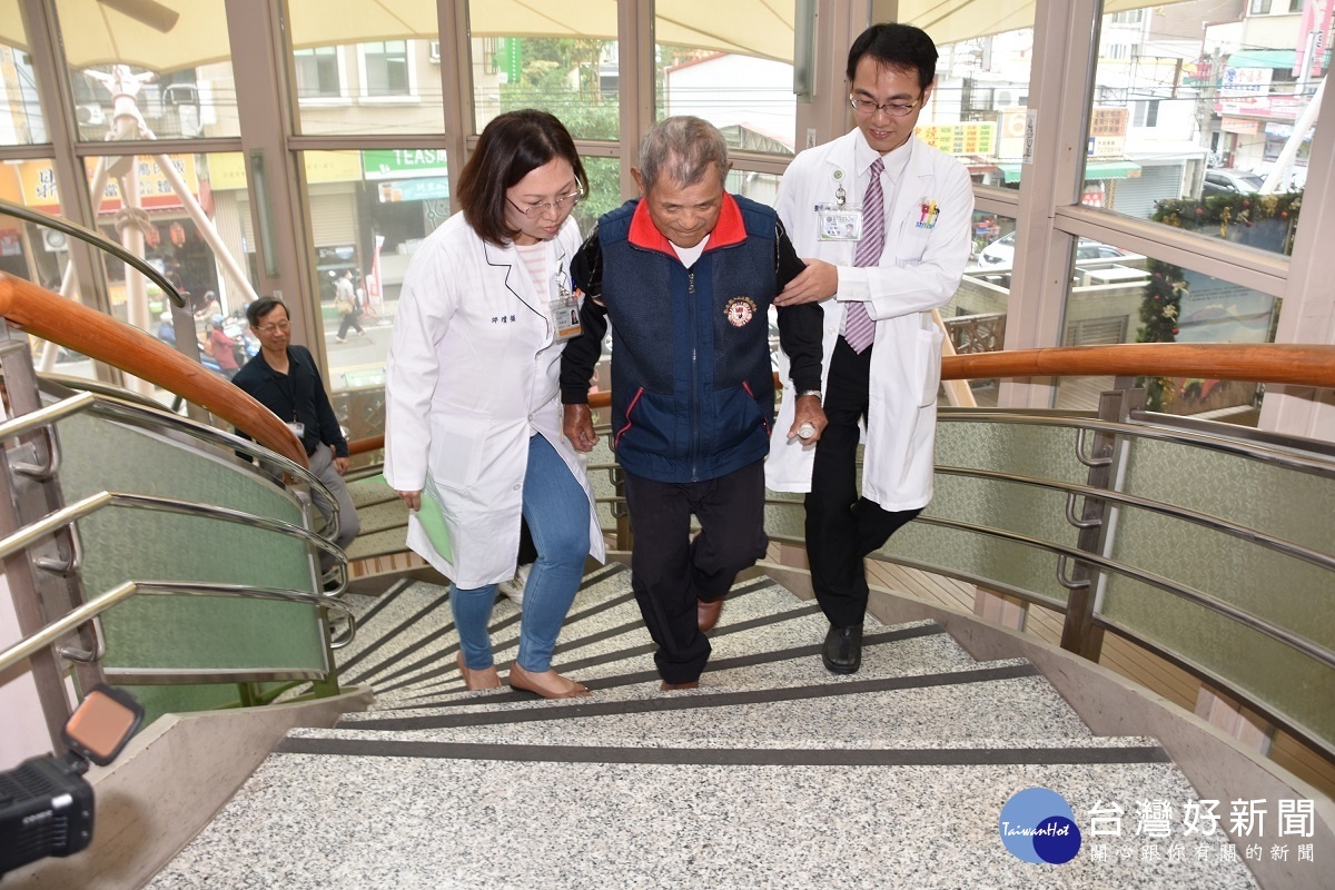 一分鐘登階評估肺阻塞風險,隨時隨地利用爬樓梯來檢視自己的肺活量。圖/記者鄧富珍攝