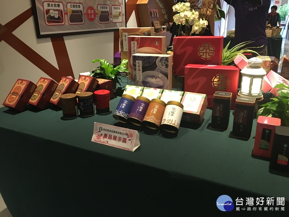 南投縣茶葉梅產品咖啡黑木耳等成功外銷大陸。(記者扶小萍攝)