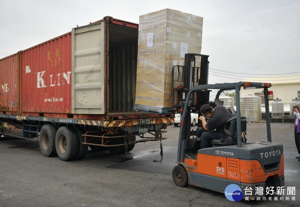 南投農產裝上貨櫃準備出發運杭州。（記者扶小萍攝）