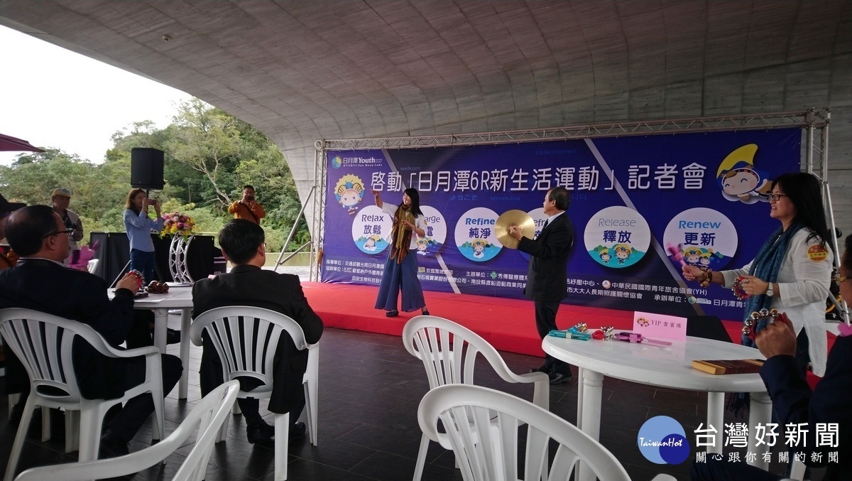 執行長周大禾倡導音樂治療,她帶動大家一起釋放壓力,放鬆身心。〈記者吳素珍攝〉