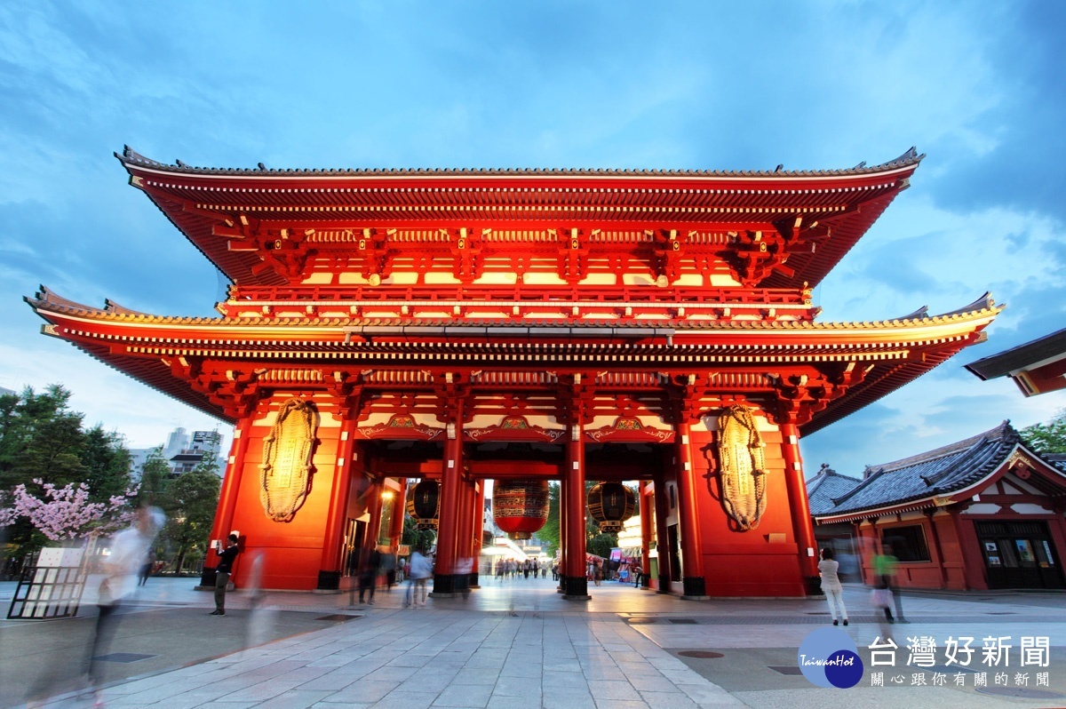 淺草寺的象徵是風雷神門，上面掛著有雷門兩個大字的燈籠，每天遊客與參拜的民眾非常多，終年熙熙攘攘。（圖／喜鴻假期提供）