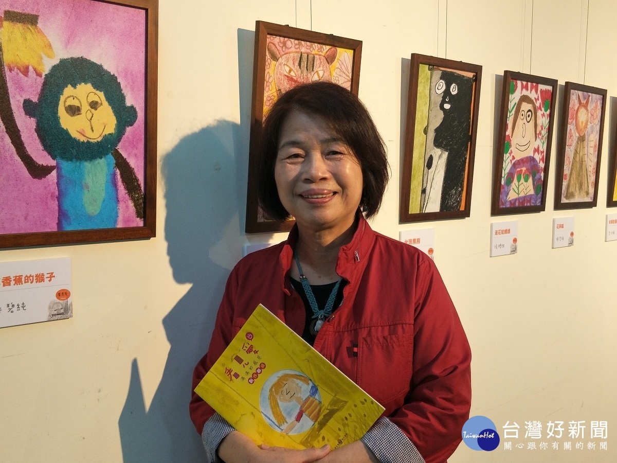 總統府國策顧問翁金珠女士,也是財團法人拓展文教基金會董事長,發心指導慢飛天使-心智障礙學員繪畫。圖/記者鄧富珍攝