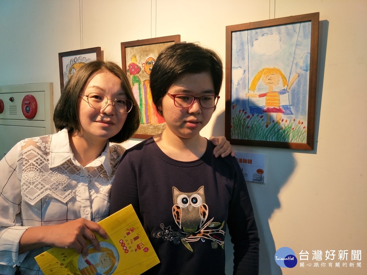 指導老師吳思慧與「盪鞦韆」作者陳奕禎。圖/記者鄧富珍攝