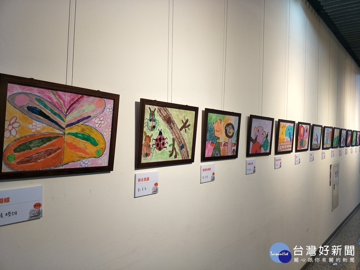 「看見愛」滿滿的感恩創作聯展。圖/記者鄧富珍攝