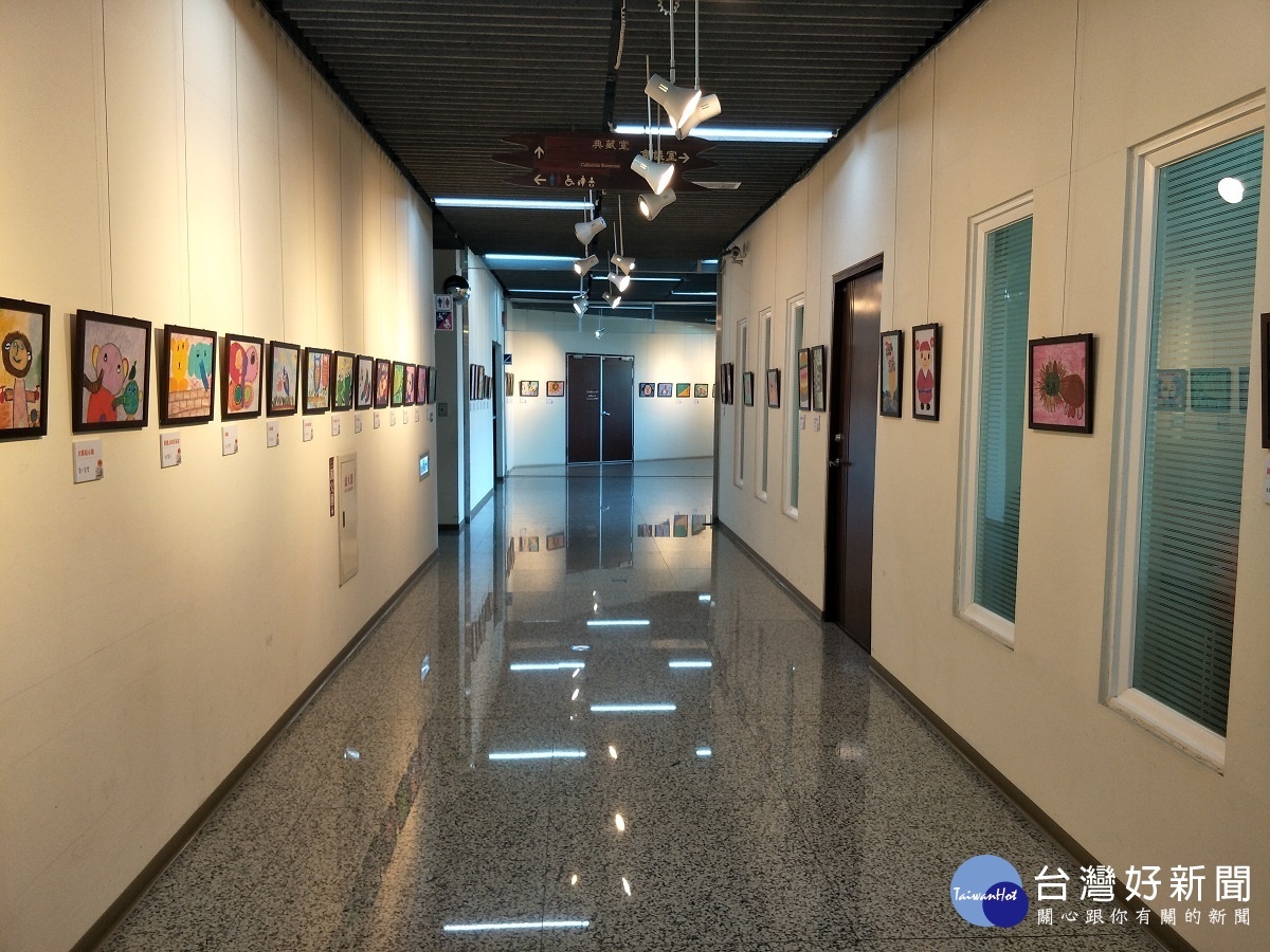 「看見愛」滿滿的感恩創作聯展。圖/記者鄧富珍攝