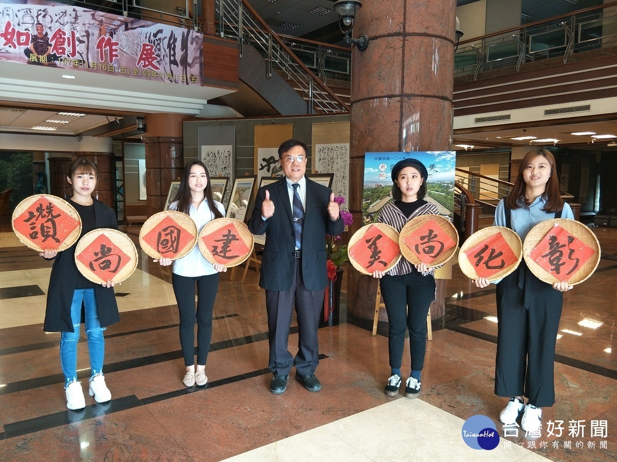 建國科大製作鳥瞰彰化之美月曆，行銷彰化。中為校長江金山。圖／記者鄧富珍攝