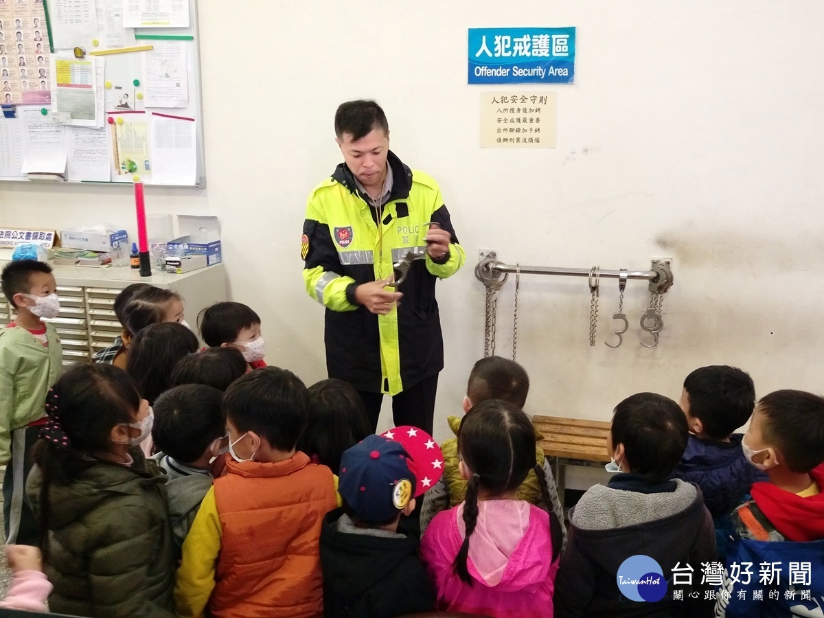 幼兒園小學童走訪到派出所 認識體驗警察工作