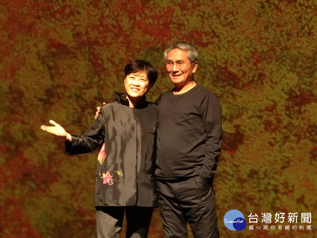 台中歌劇院總監邱瑗跟林懷民老師在大劇場介紹《林懷民舞作精選》。(圖/記者賴淑禎攝)