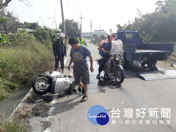 患有糖尿病的民眾因低血糖頭暈,不小心跌落路旁排水溝,還以為是遇到「魔神仔抓交替」,幸得客厝警方及時伸援捉「鬼」。(記者陳昭宗拍攝)