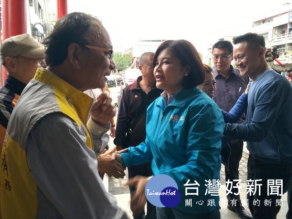 高麗菜盛產導致價格崩跌,縣府啟動耕鋤機制,縣長當選人張麗善強調樂見任何協助農民解決問題的做法,未來上任後會持續努力。