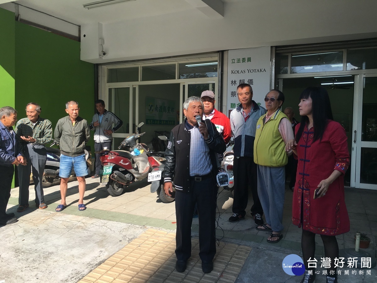 黨代表莊銘峰、廖大漢等人說明等候主委的誠意。(記者扶小萍攝)