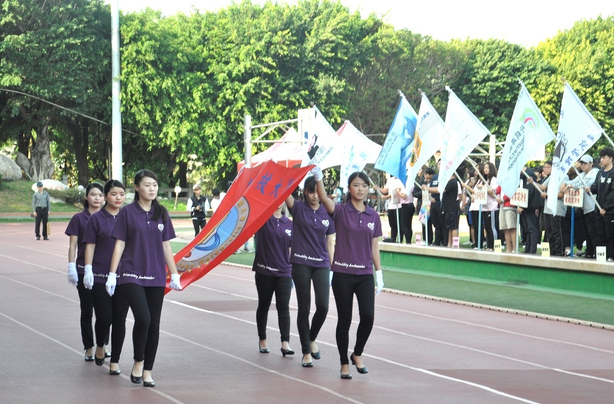 .建國科大親善大使護校旗進場。圖/建國科技大學提供