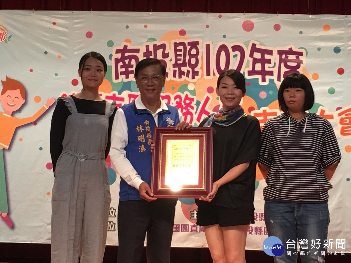 南投市嘉和里陳金源與兒女陳富新陳建銘一家有13位是志工。(記者扶小萍攝)