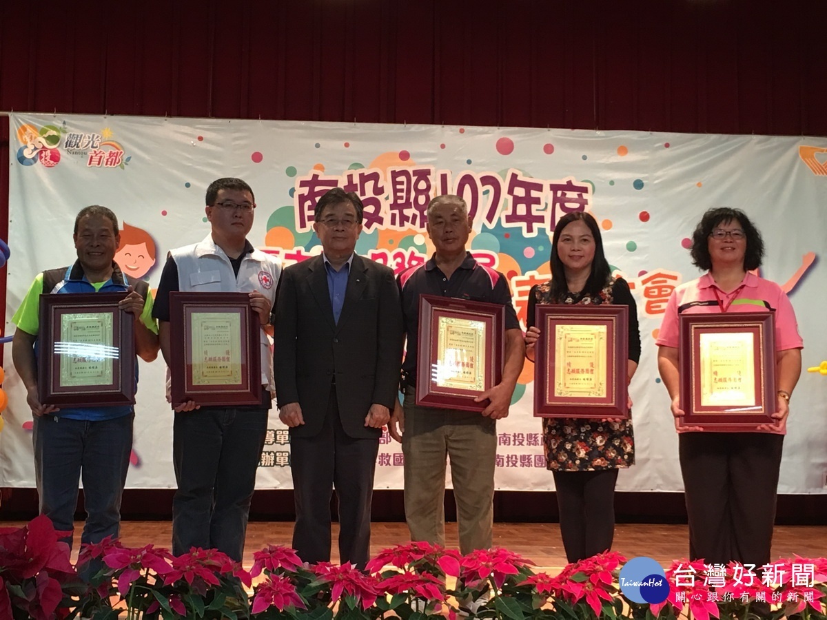 績優志願服務團體代表受獎。(記者扶小萍攝)