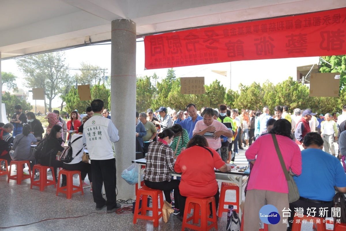 民眾排隊領取,志工協助發放。