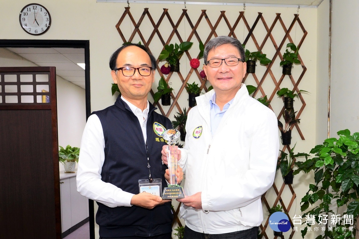 環保局事廢科長梁開忠榮獲「107年全國模範公務人員」,市府環保局長沈志修特別加以肯定。