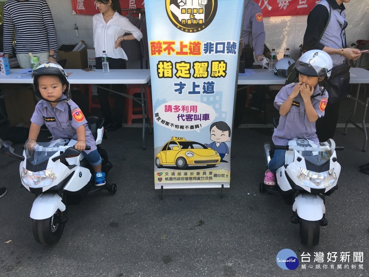 蘆竹波麗士大人們為了維護民眾的安全及維持交通秩序穿梭其中,在易肇事路口疏導及管制交通。