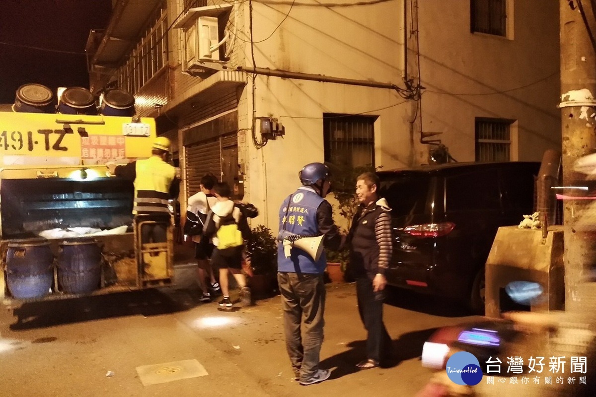 感恩鄉親的支持與愛護,桃園市議員當選人林昭賢追垃圾車進行謝票。