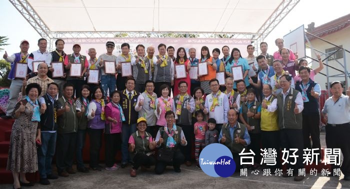 桃園市長鄭文燦前往平鎮區建安宮旁廣場,出席「2018桃園第四屆花彩節平鎮場」活動