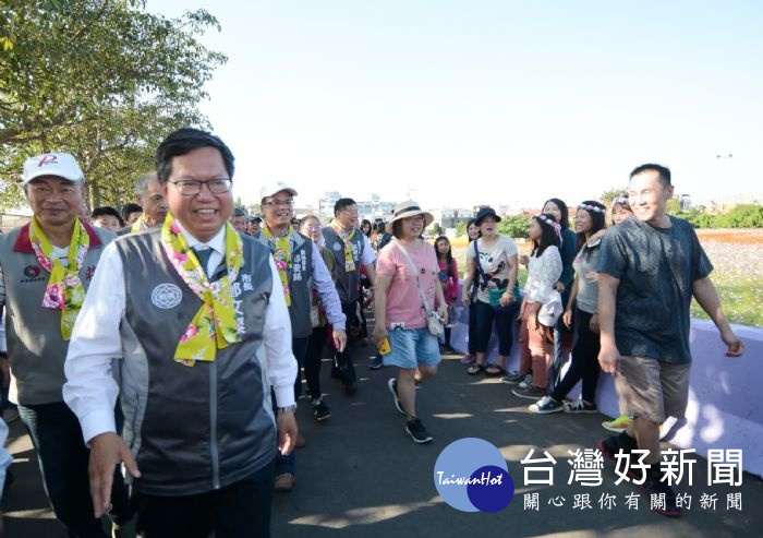 桃園市長鄭文燦前往平鎮區建安宮旁廣場,出席「2018桃園第四屆花彩節平鎮場」活動