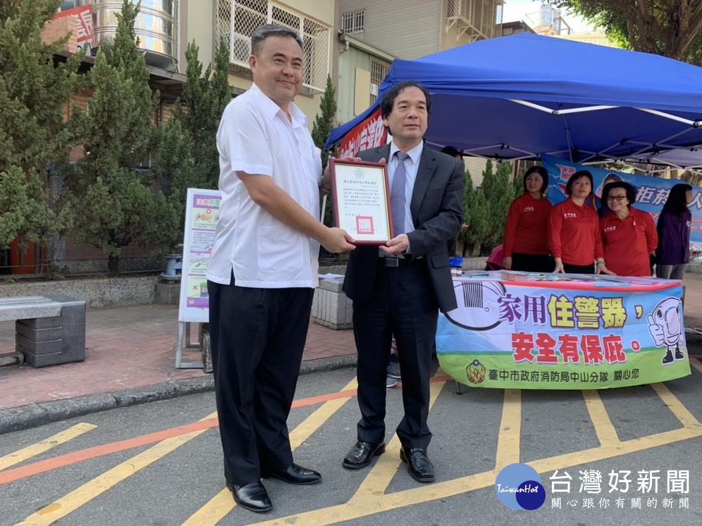 勤益校長贈感謝狀給太平副分局長張添勝(左)。林重鎣攝