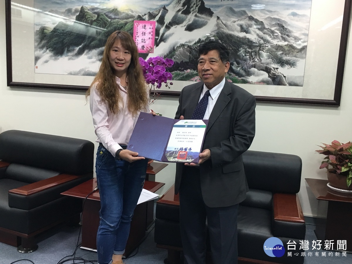 陳副縣長表揚指導老師駱奕帆。(記者扶小萍攝)